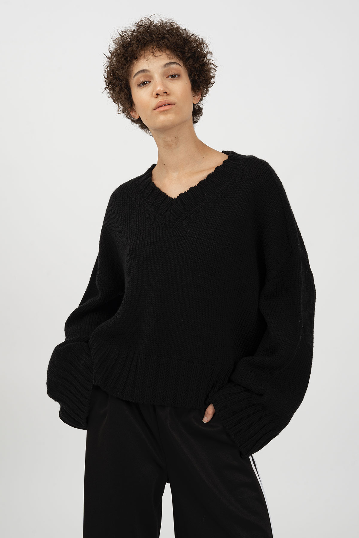 VEE Sweater Black