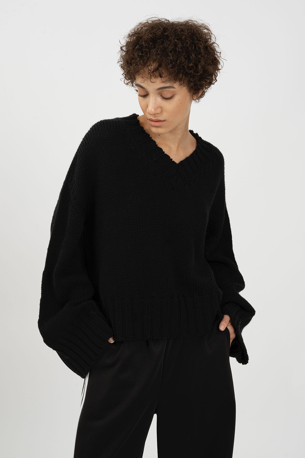 VEE Sweater Black